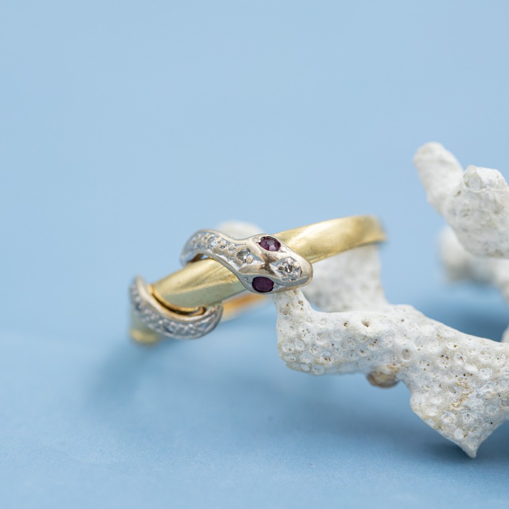 Vintage 18 karat solid gold...