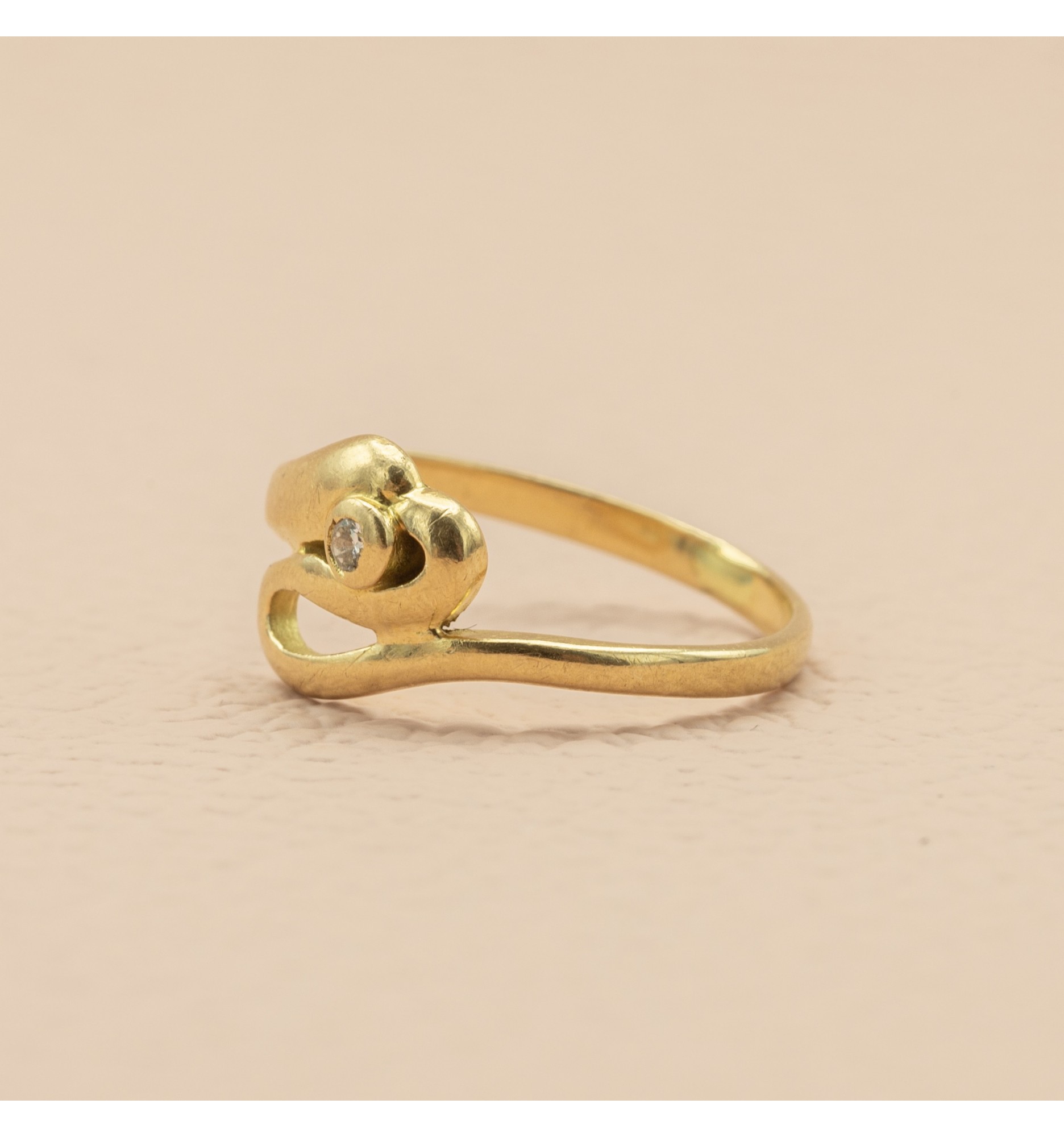 Sien - 18 ct yellow gold ring with diamond - modern snake like ring